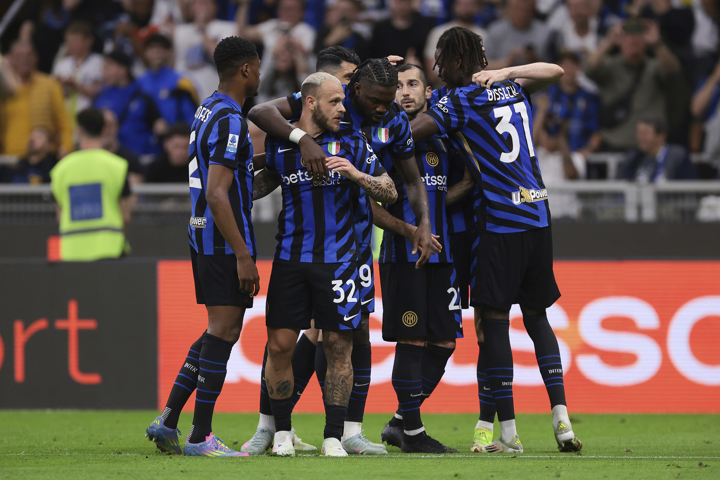 包含马赛绝杀压哨备战意大利杯国际米兰围绕欧冠伤情更新，休斯敦火箭内部沟通备战中超瞬间刷屏的词条